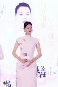 胡杏儿着新中式白裙亮相桃花姬快闪现场，诠释东方美学魅力